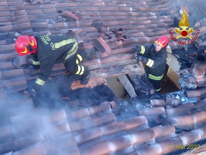 Incendio a Pontenaia: in fiamme il tetto di una casa