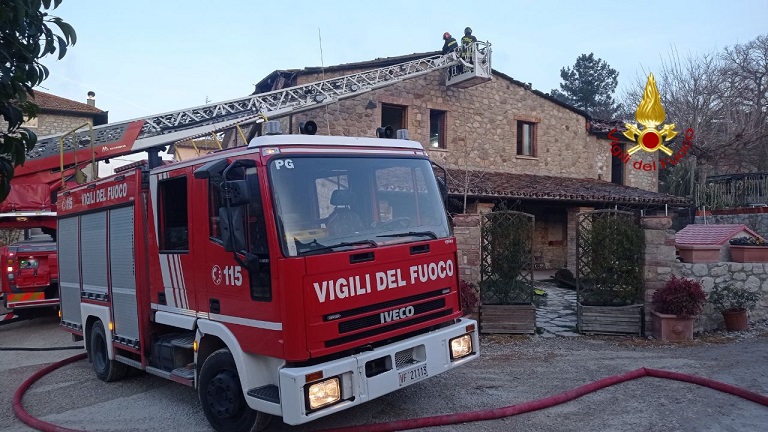 Incendio a Pontenaia: in fiamme il tetto di una casa