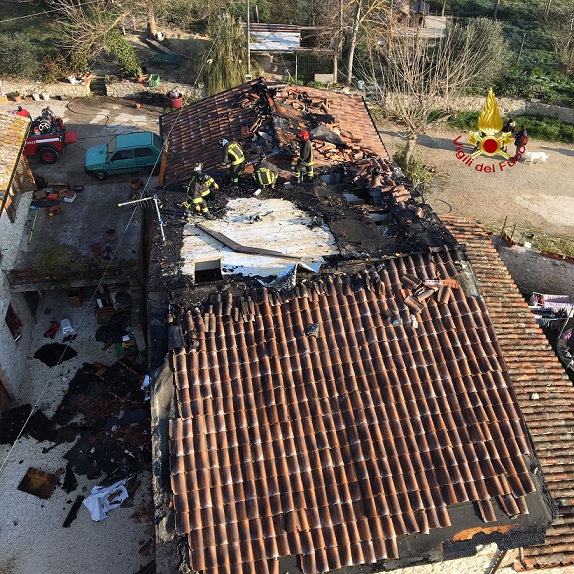 Incendio a Pontenaia: in fiamme il tetto di una casa