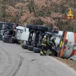 Si ribalta una cisterna di gpl: incidente sulla regionale 316