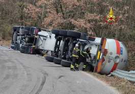 Si ribalta una cisterna di gpl: incidente sulla regionale 316