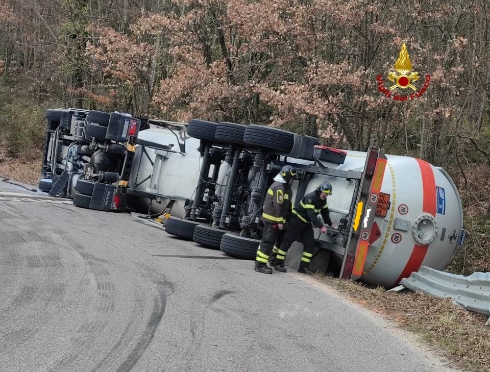 Si ribalta una cisterna di gpl: incidente sulla regionale 316
