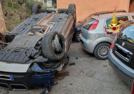Si ribalta con la macchina lungo la via: incidente a Corciano
