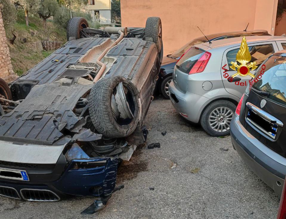 Si ribalta con la macchina lungo la via: incidente a Corciano