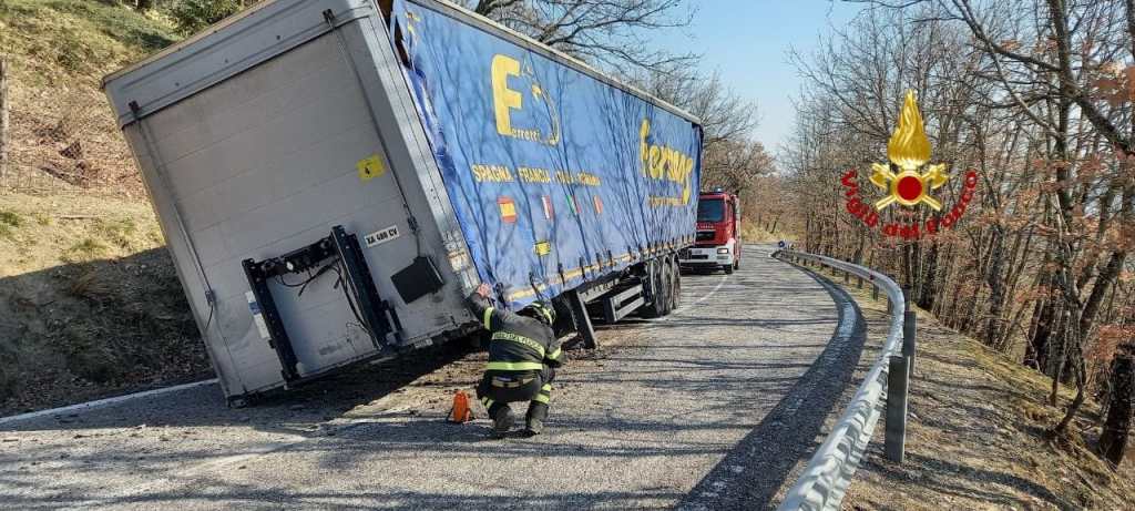 Rimorchio si sgancia dal camion: poteva essere una strage