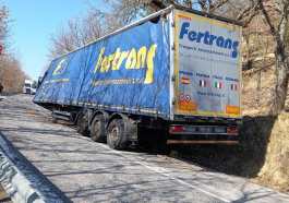 Rimorchio si sgancia dal camion: poteva essere una strage