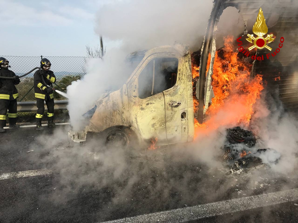In fiamme un furgone lungo la statale 3bis