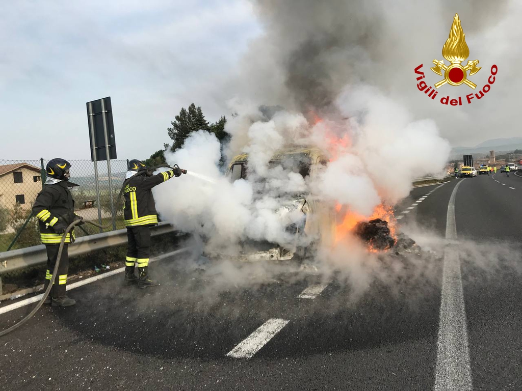 In fiamme un furgone lungo la statale 3bis