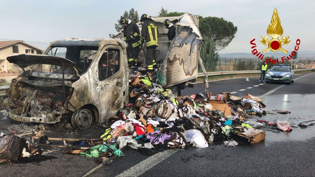 In fiamme un furgone lungo la statale 3bis