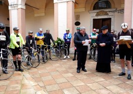 francesco-nei-sentieri_benedizione-biciclette