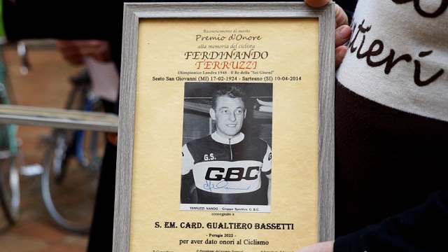 francesco-nei-sentieri_benedizione-biciclette