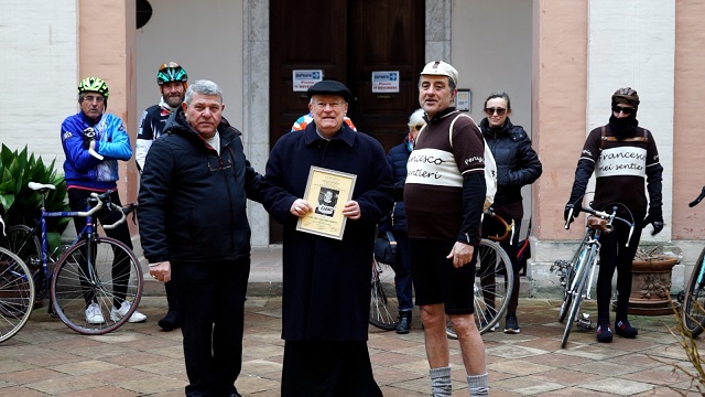 francesco-nei-sentieri_benedizione-biciclette
