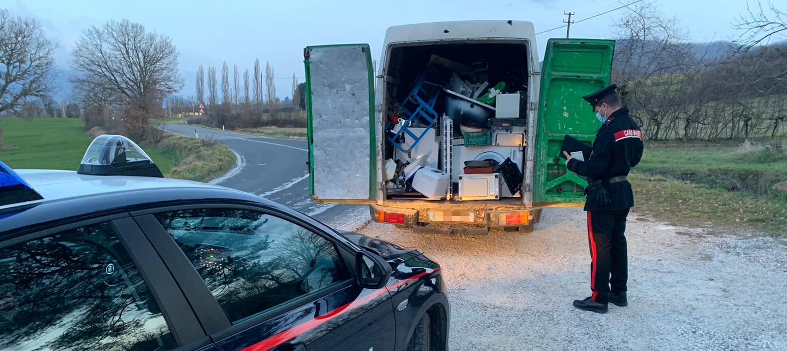 Furgone pieno di rifiuti: denunciato un 46enne per trasporto illecito
