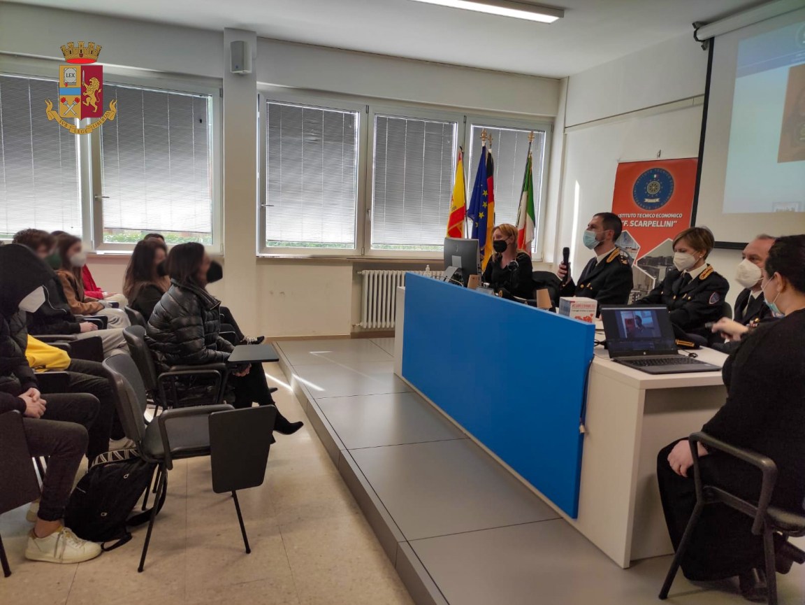 CYBERBULLISMO, LA POLIZIA DI STATO INCONTRA GLI STUDENTI DI FOLIGNO