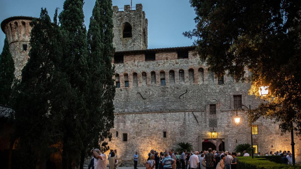 Spettatori del TMF che entrano al Castello dei Cavalieri di Malta di Magione - foto by Lorenzo Dogana