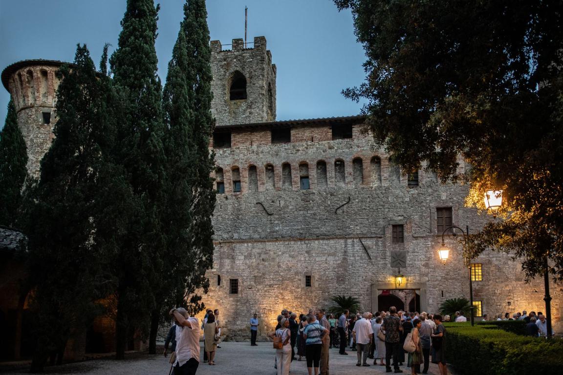 Spettatori del TMF che entrano al Castello dei Cavalieri di Malta di Magione - foto by Lorenzo Dogana