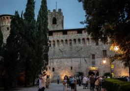 Spettatori del TMF che entrano al Castello dei Cavalieri di Malta di Magione - foto by Lorenzo Dogana