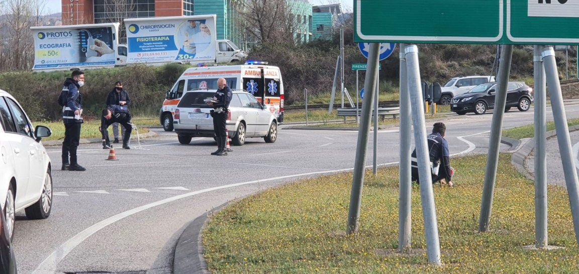 Auto contro scooter: incidente a viale Centova