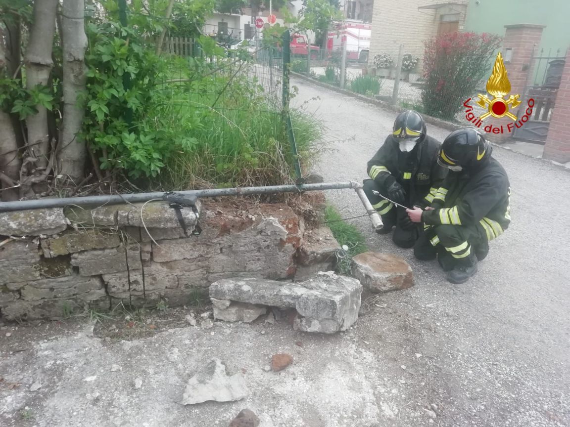 Urta un muretto, provoca una fuga di gas e poi prosegue senza fermarsi