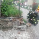 Urta un muretto, provoca una fuga di gas e poi prosegue senza fermarsi