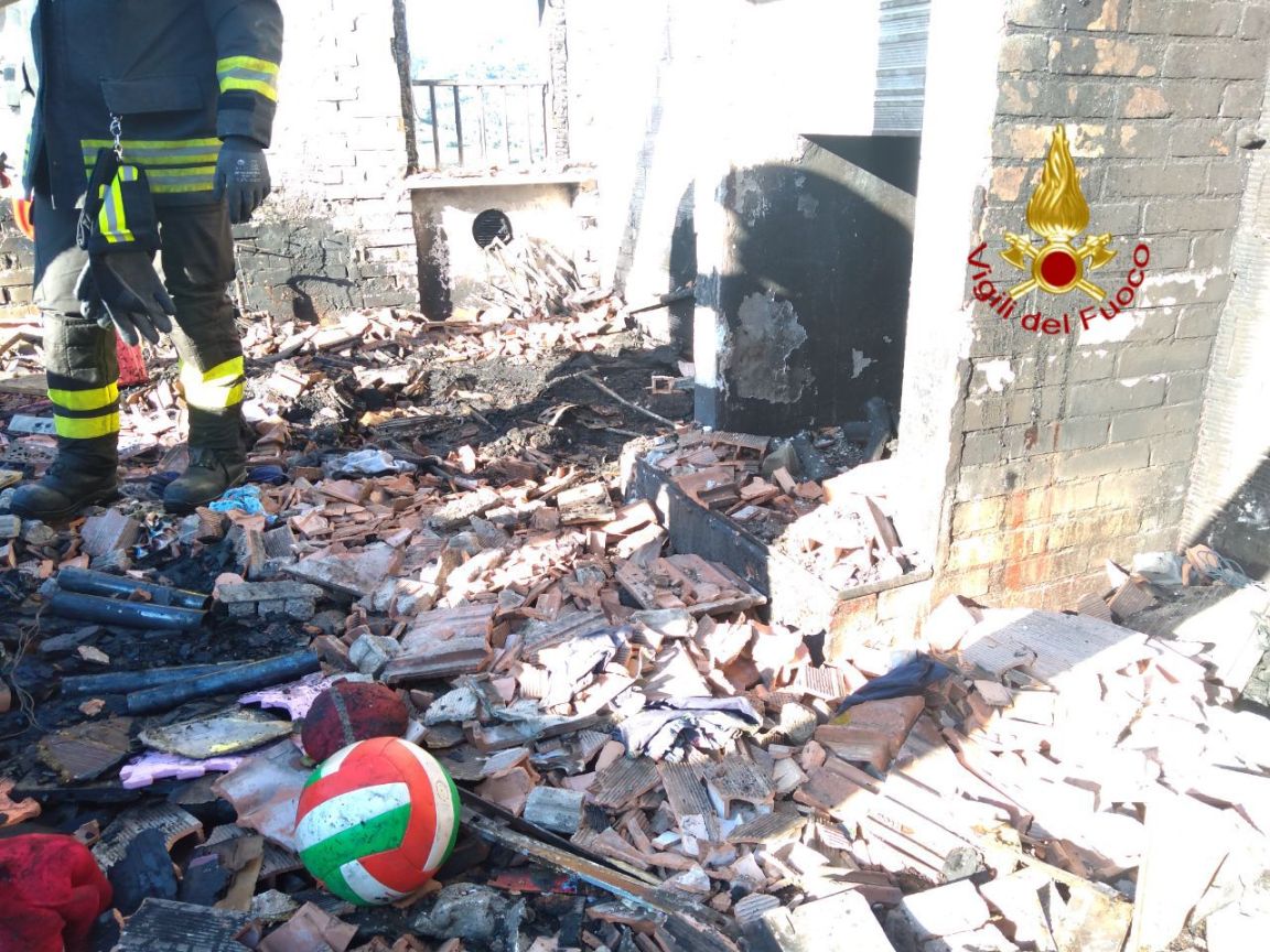 Incendio a San Marco: crollato il tetto di una mansarda