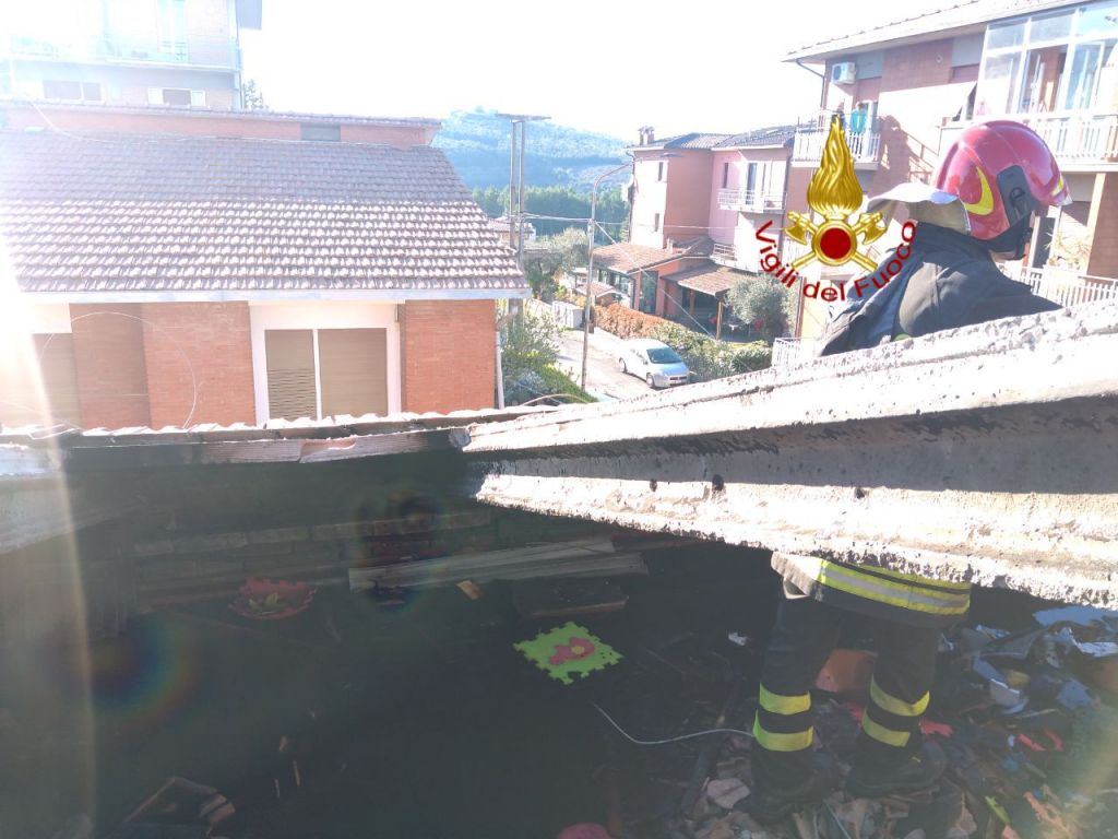 Incendio a San Marco: crollato il tetto di una mansarda 