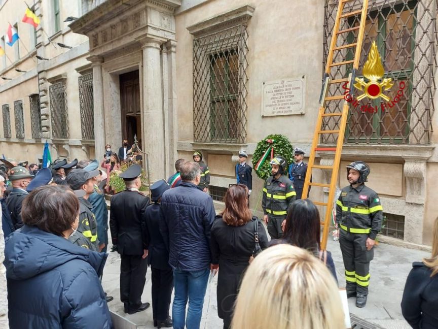 Una corona di fiori e la scala italiana in memoria dell'incendio a palazzo Vignola