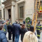 Una corona di fiori e la scala italiana in memoria dell'incendio a palazzo Vignola