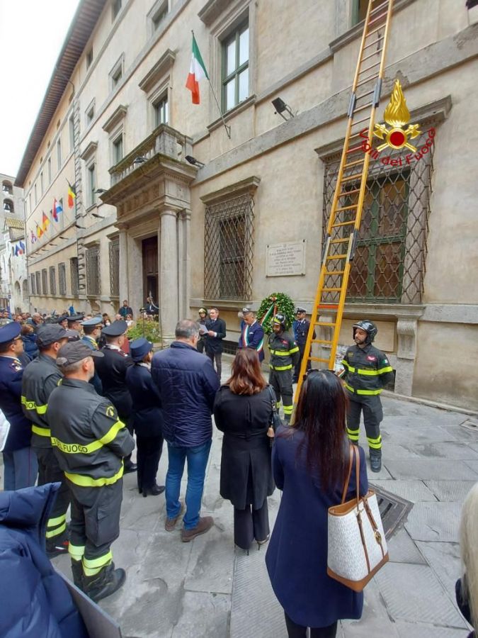 Una corona di fiori e la scala italiana in memoria dell'incendio a palazzo Vignola