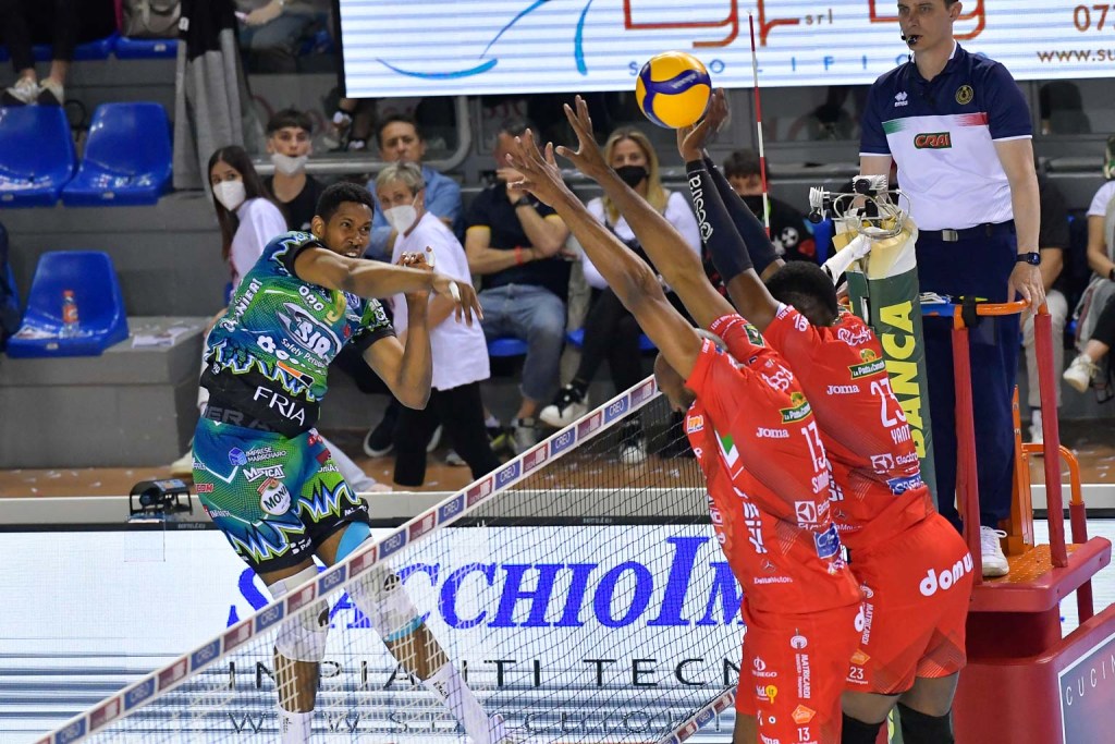 Civitanova migliore in tutti i fondamentali: dal servizio (5 ace contro 2) alla ricezione (49% contro 45%), dall’attacco (44% contro 38%) al muro (12 block vincenti contro 8). In casa bianconera l’unico in doppia cifra è Anderson con 12 palloni vincenti, a dimostrazione delle tante difficoltà incontrato dai bianconeri durante tutto l’arco della partita.