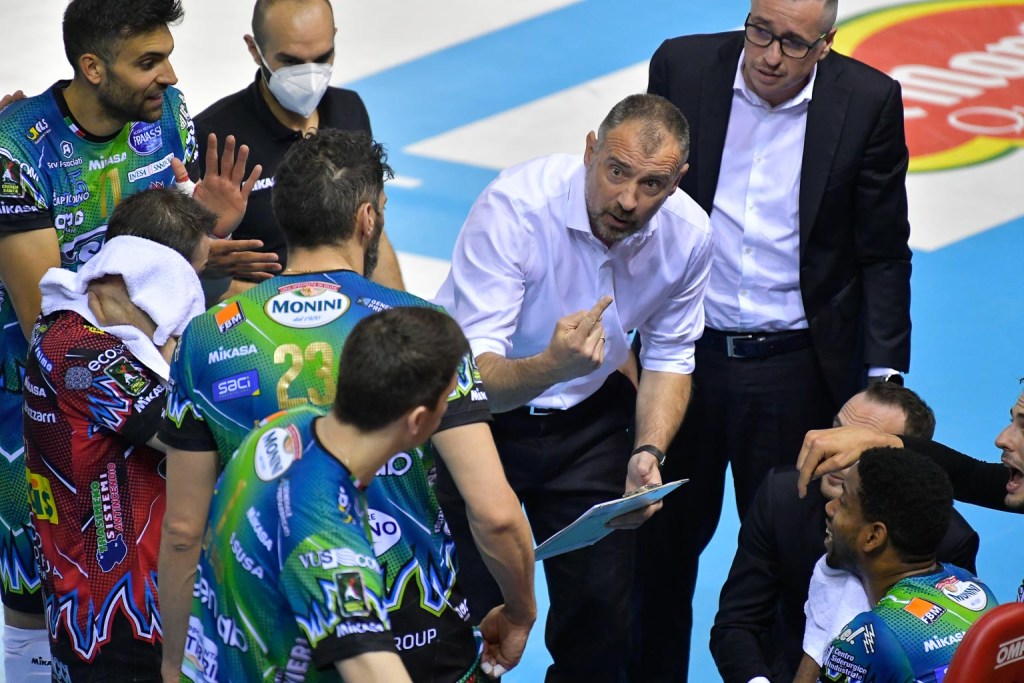 Civitanova migliore in tutti i fondamentali: dal servizio (5 ace contro 2) alla ricezione (49% contro 45%), dall’attacco (44% contro 38%) al muro (12 block vincenti contro 8). In casa bianconera l’unico in doppia cifra è Anderson con 12 palloni vincenti, a dimostrazione delle tante difficoltà incontrato dai bianconeri durante tutto l’arco della partita.