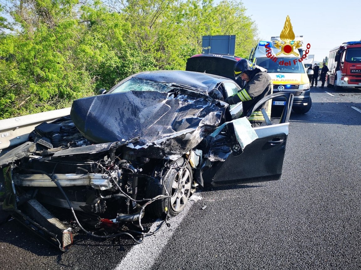Incidente sulla E45: auto contro furgone