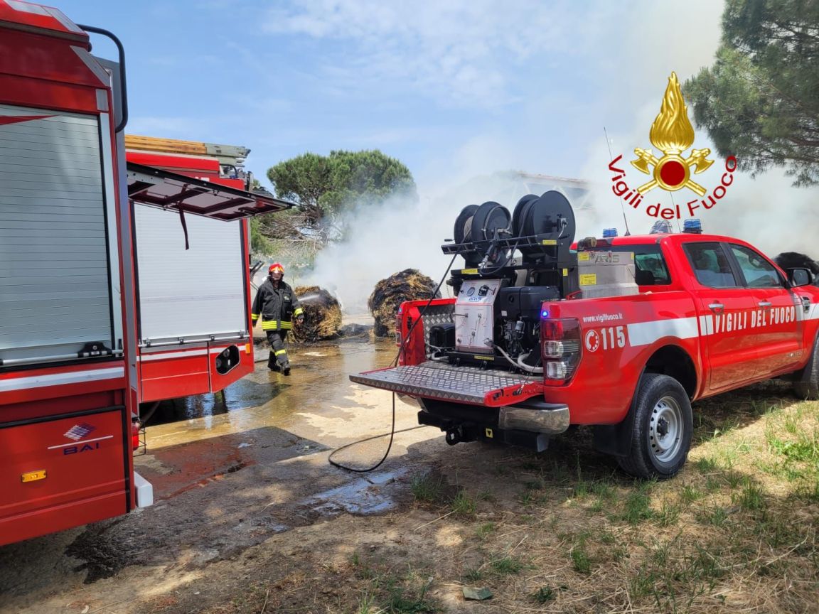 Rimorchio per rotoballe in fiamme a Capanne