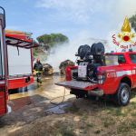 Rimorchio per rotoballe in fiamme a Capanne