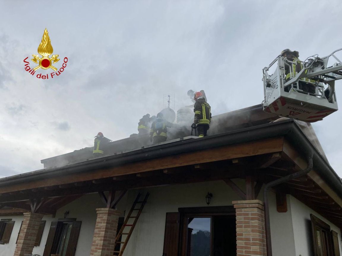 Casa in fiamme a Ponte Felcino