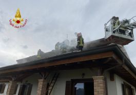 Casa in fiamme a Ponte Felcino