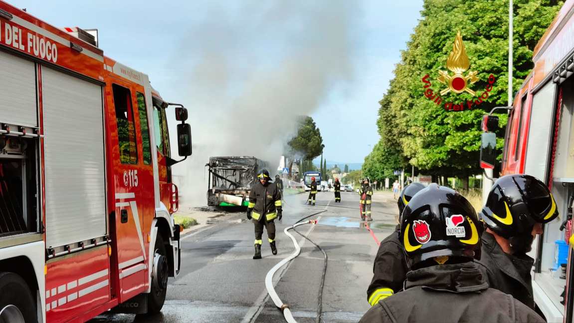 autobus in fiamme a Strozzacapponi