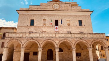 bandiera croce rossa montefalco