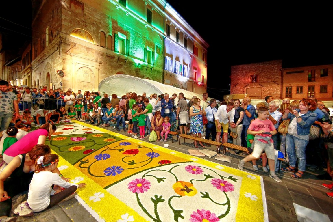 Infiorate Spello notte