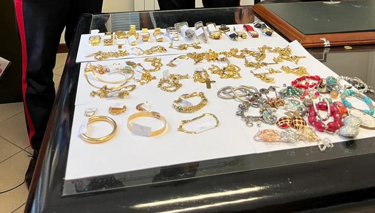 Gioielli per 70.000 euro in un campo di ramazzano