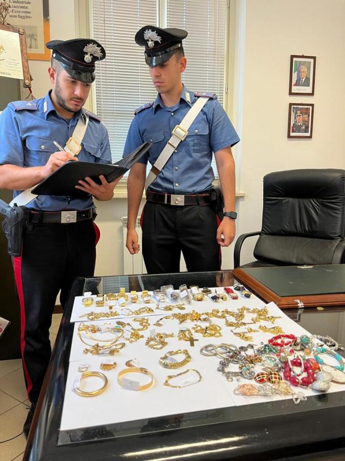 Gioielli per 70.000 euro in un campo di ramazzano