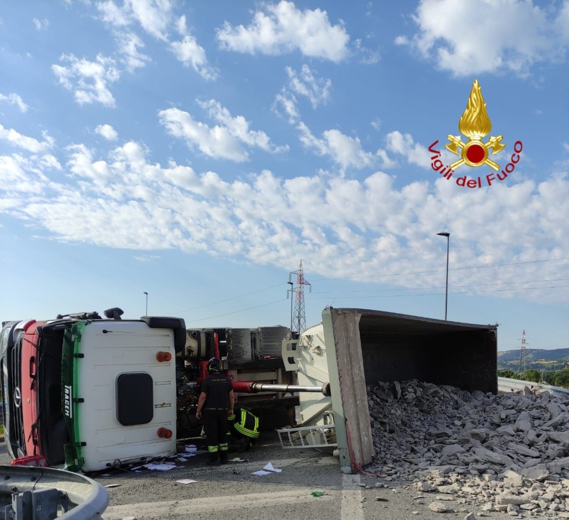 camion ribaltato a gubbio