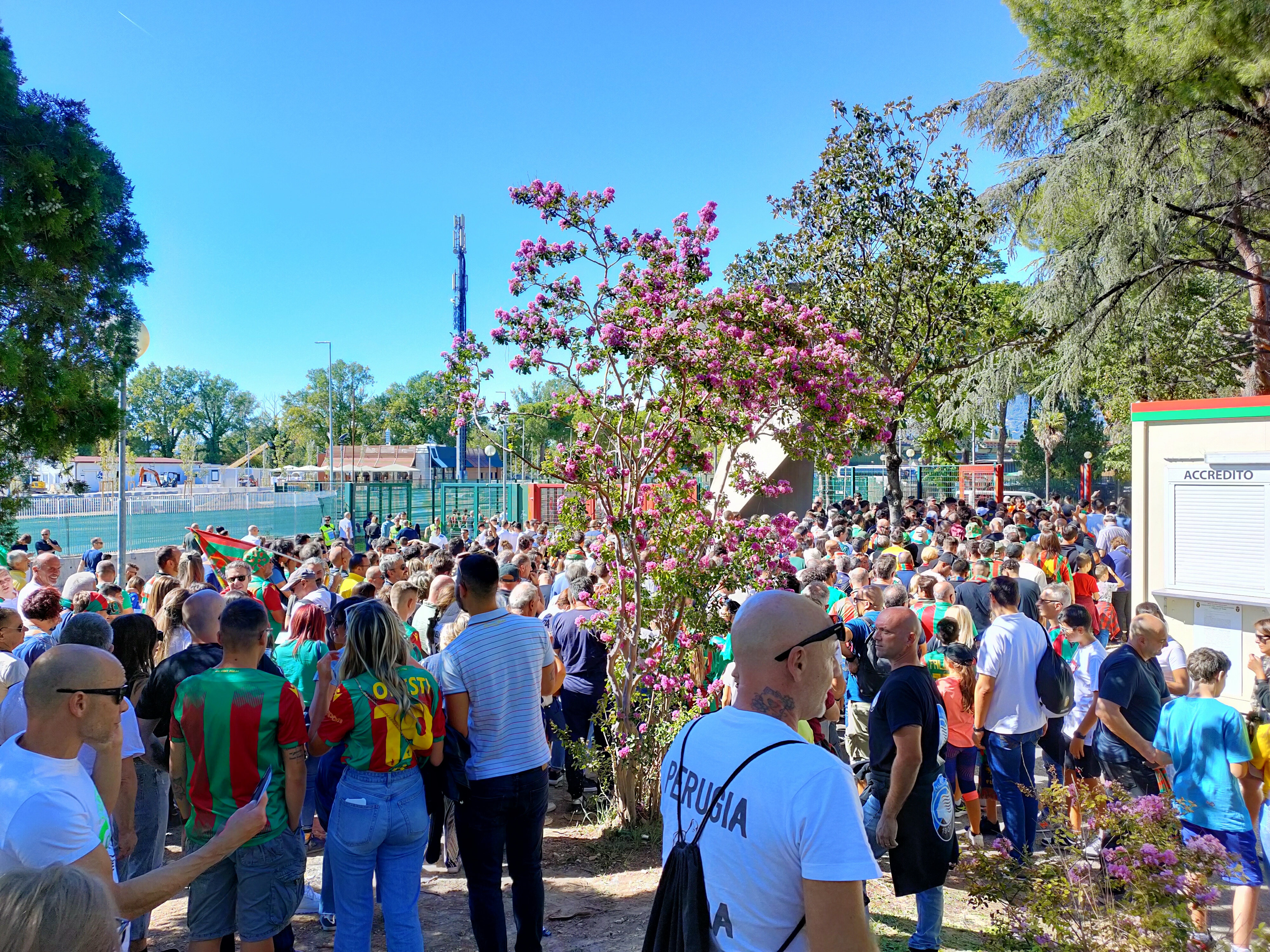 Ternana-Perugia, un affollato pre-partita in viale dello stadio - Umbria 7