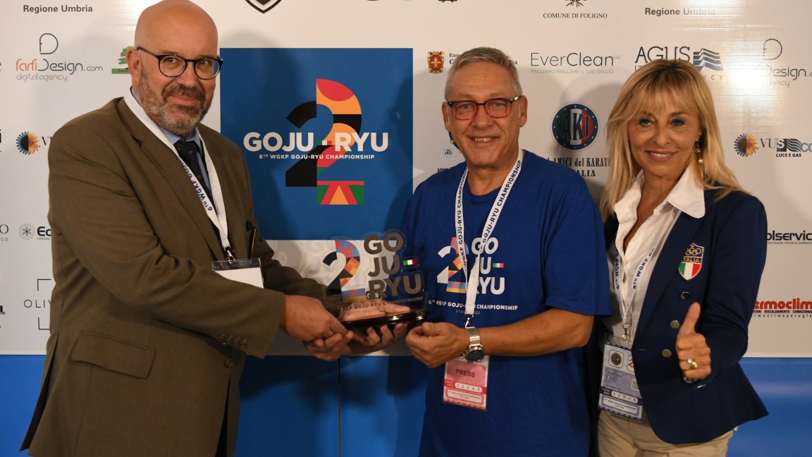premio al responsabile dell’ufficio stampa del mondiale Karate Goju Ryu