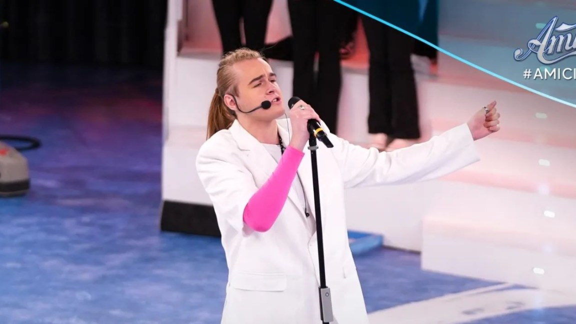 Aaron gara cover_foto dalla pagina Facebook Amici di Maria De Filippi