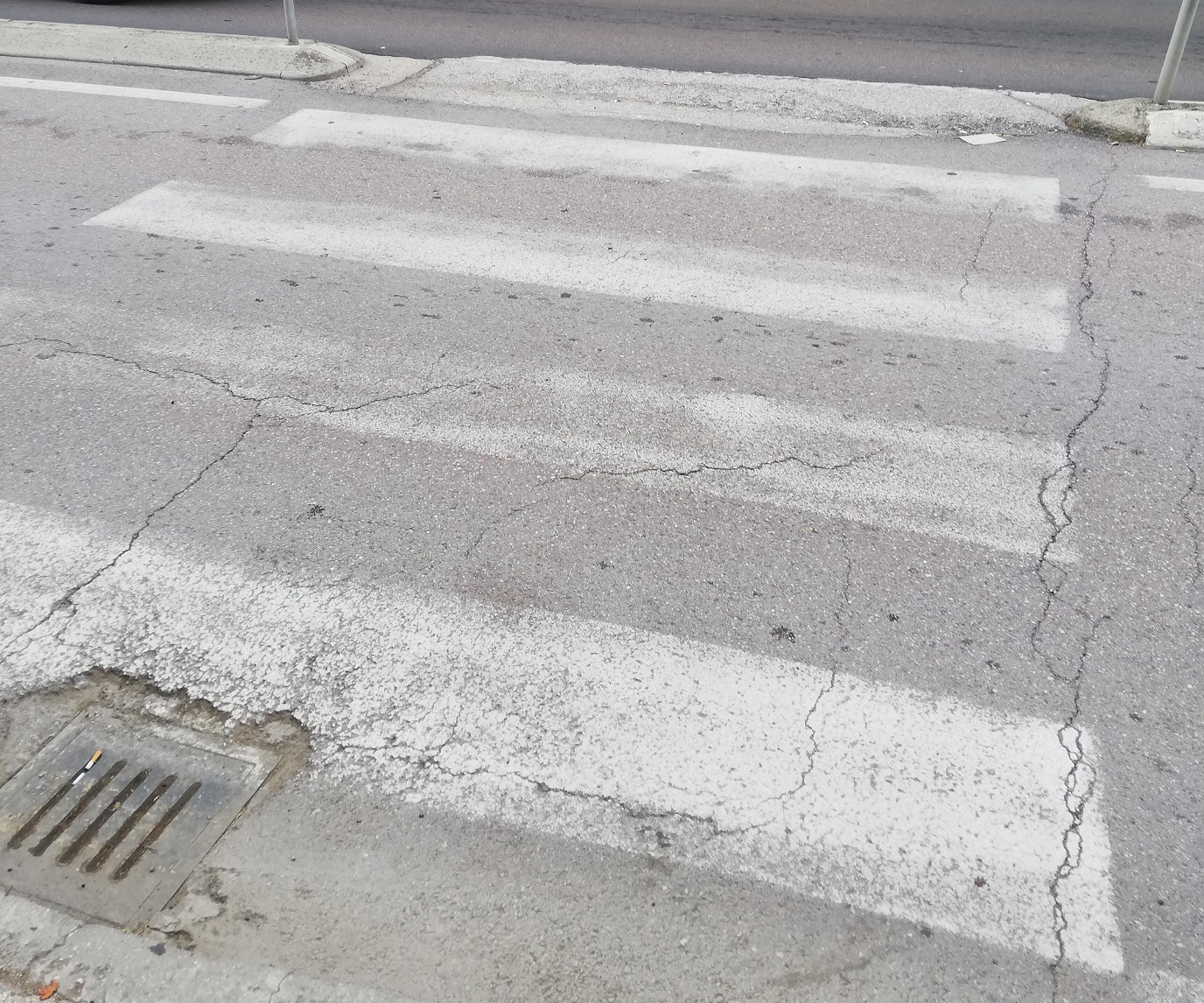 Via Manzoni strisce pedonali da completare 22.10.22