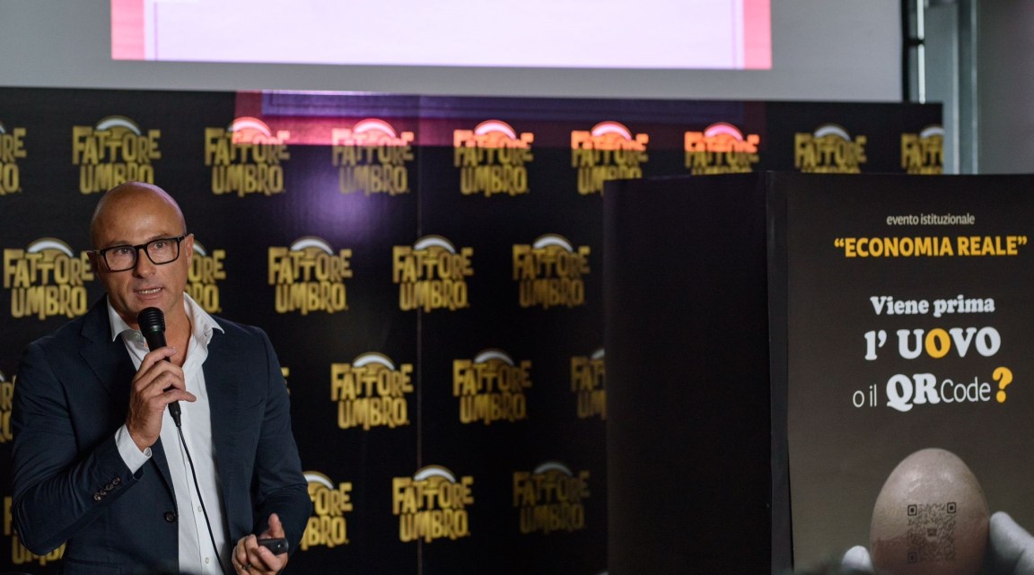 fattore umbro mette il codice sulle uova