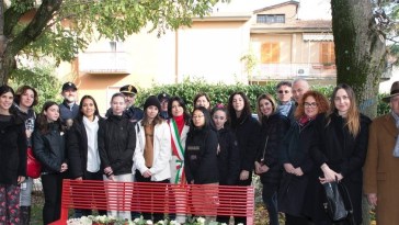 A Santa Maria degli Angeli una panchina rossa per dire basta alla violenza di genere