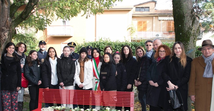 A Santa Maria degli Angeli una panchina rossa per dire basta alla violenza di genere