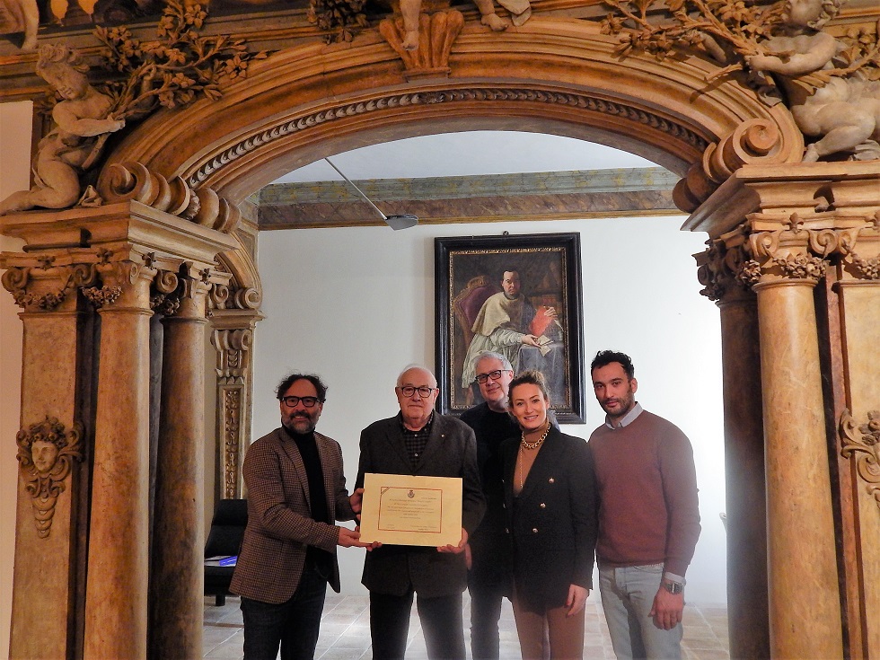 Pergamena a Enzo Sassolini